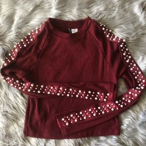 Hm pearl sleeved burgundy top.